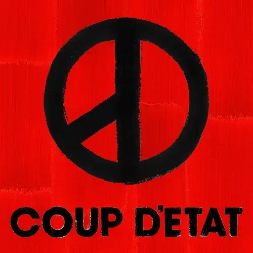 지드래곤 삐딱하게 지드래곤 정규 2집 《COUP D'ETAT》 앨범 커버. 강렬한 붉은 배경 위에 검은 물감으로 거칠게 그려진 원형 심벌이 화면 중앙을 채우고 있다. 평화의 상징인 피스마크에서 왼쪽 아래 획 하나가 빠진 형태로, 지드래곤의 상징인 PEACEMINUSONE을 나타낸다. 하단에는 굵은 검은 글씨로 'COUP D'ETAT'가 새겨져 있으며, 손으로 칠한 듯한 붓 자국이 전복적인 분위기를 강조한다.