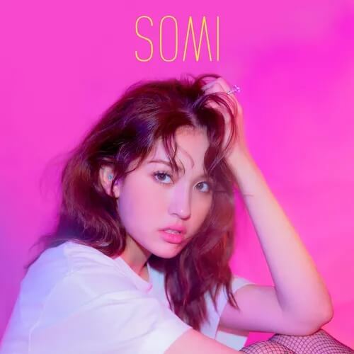 전소미 데뷔 싱글 《BIRTHDAY》 앨범 커버. 강렬한 핫핑크 배경 앞에서 아티스트가 한 손을 머리로 올린 채 카메라를 정면으로 응시하고 있다. 흰 티셔츠와 자연스럽게 흐트러진 웨이브 헤어, 그리고 아래쪽에 살짝 걸친 그물 스타킹이 대비를 이룬다. 상단에는 노란 선으로 그려진 'SOMI' 로고가 배치되어, 새로 태어난 솔로 아티스트의 자신감과 발랄한 에너지를 그대로 드러낸다. 전소미 BIRTHDAY 가사