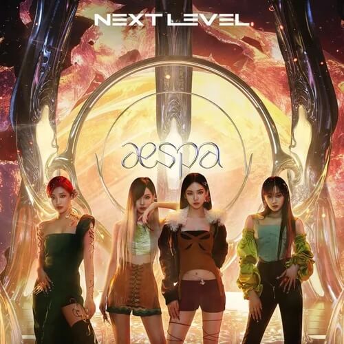 에스파 싱글 《Next Level》 앨범 커버. 붉고 노란 화염빛이 소용돌이치는 초현실적 공간을 배경으로, 네 명의 멤버가 나란히 서서 정면을 응시하고 있다. 뒤편에는 유기적으로 휘어진 검은 구조물과 커다란 원형 게이트가 자리하고 각기 다른 질감의 의상이 대비를 이룬다. 상단의 'NEXT LEVEL' 로고와 원 안의 'aespa' 서명이 배치되어, 광야로 떠나는 여정이라는 세계관을 시각화한다. 에스파 Next Level