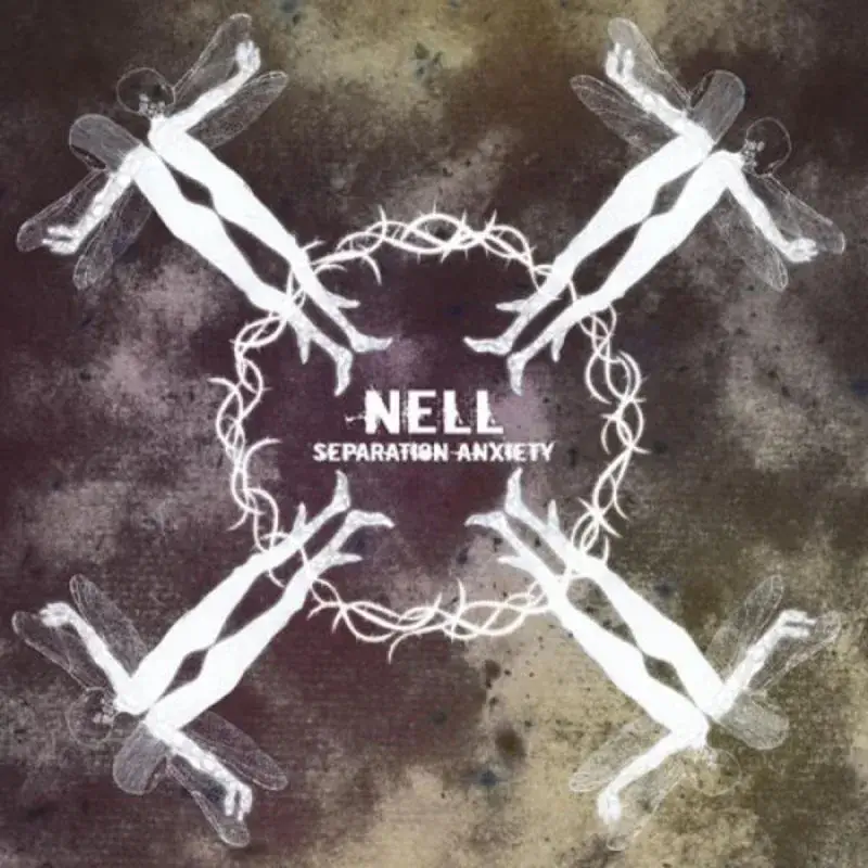 넬(NELL)의 정규 4집 《Separation Anxiety》 앨범 커버. 낡고 얼룩진 질감의 어두운 배경 위로, 상반신은 잠자리 날개를 단 사람의 형상이 네 귀퉁이에서 십자 모양으로 뻗어 있고, 중앙에는 가시덩굴이 원을 이루며 그 안에 'NELL SEPARATION ANXIETY'라는 제목이 새겨져 있다. 인간과 잠자리가 결합된 초현실적 이미지와 가시 면류관을 닮은 원은, 분리 불안과 상실의 고통이라는 앨범의 정서를 몽환적으로 상징한다.