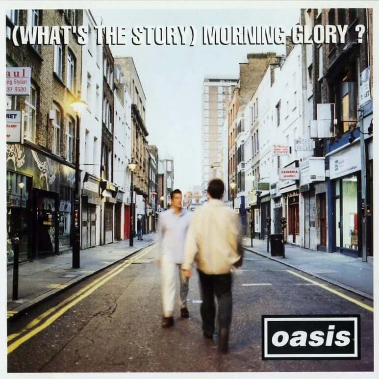 오아시스(Oasis)의 2집 정규앨범 《(What's the Story) Morning Glory?》 커버. 런던 소호의 버윅 스트리트를 배경으로, 두 인물이 엇갈려 지나가는 순간이 흐릿하게 포착되어 있다. 물기 어린 거리와 흐린 하늘, 그리고 초점이 나간 인물들은 어디론가 향하는 청춘의 불확실함과 몽롱한 분위기를 담아낸다. 'Don't Look Back in Anger'가 수록된, 브릿팝을 대표하는 명반의 상징적 이미지다.