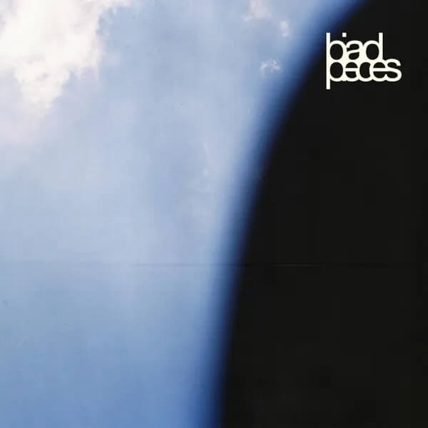 wave to earth heaven and hell wave to earth의 앨범 《bad paces》 커버. 화면 왼쪽에는 흰 구름이 번진 푸른 하늘이, 오른쪽에는 완만한 곡선으로 나뉜 짙은 검정 영역이 자리해 밝음과 어둠이 정확히 절반씩 맞붙어 있다. 필름 특유의 거친 입자감이 전체에 깔려 있으며, 오른쪽 위에는 둥근 서체의 흰 글씨로 'bad paces'가 적혀 있다. 하늘과 어둠이 한 화면에 공존하는 구도가 인상적이다.