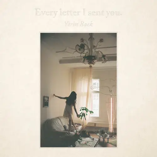 백예린 Square 백예린 정규 1집 《Every letter I sent you.》 앨범 커버. 미색 여백 안에 한 장의 사진이 액자처럼 배치되어 있다. 사진 속에는 볕이 드는 방 안에서 한 인물이 침대 위에 무릎을 꿇고 앉아 벽 쪽으로 손을 뻗고 있다. 천장에는 장식 조명이 매달려 있고, 얇은 커튼과 화분, 흐트러진 침구가 보인다. 상단에는 필기체로 앨범명과 아티스트명이 적혀 있다.