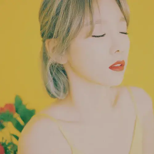 태연 Fine 태연 정규 1집 《My Voice》 앨범 커버. 채도가 높은 노란 배경 앞에서 인물이 눈을 감은 채 고개를 살짝 기울이고 있는 클로즈업 사진이다. 밝은 금발 머리는 느슨하게 묶여 있고, 붉은 립이 노란 톤과 강한 대비를 이룬다. 화면 왼쪽 아래에는 붉은 꽃잎과 초록 잎사귀가 흐릿하게 걸쳐 있다. 전체적으로 필름 특유의 부드러운 빛 번짐이 감돌아 나른한 인상을 준다.